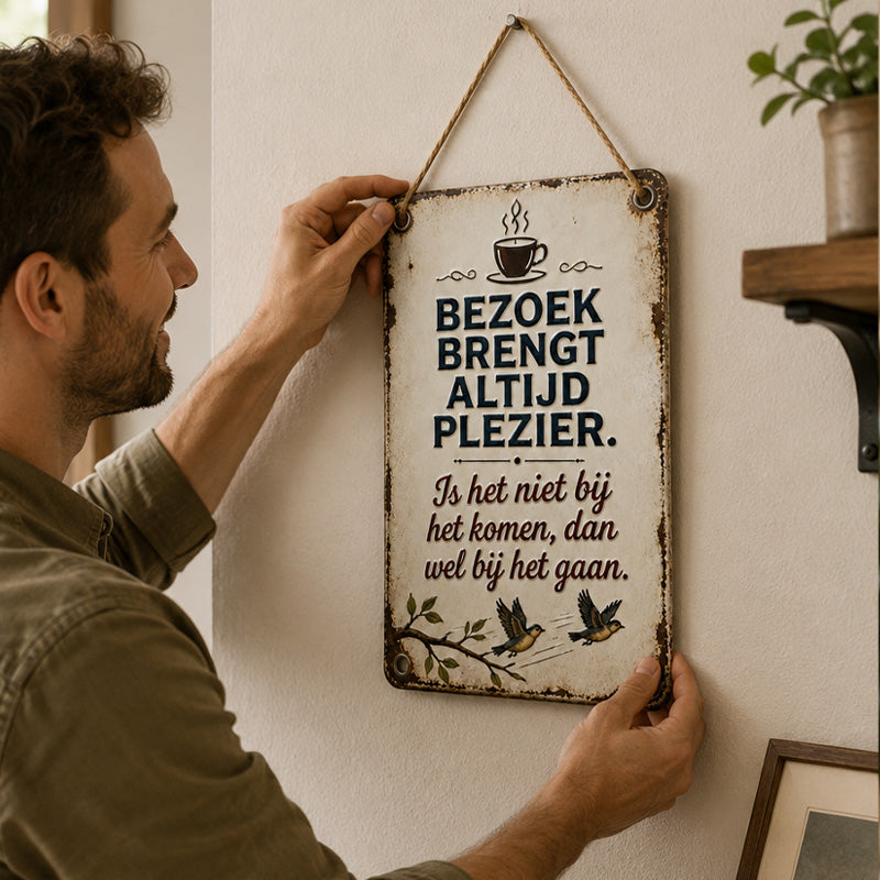 🏡 Grappig metalen bordje met een citaat van een bezoeker – Breng Gezelligheid in Huis! ☕🐦
