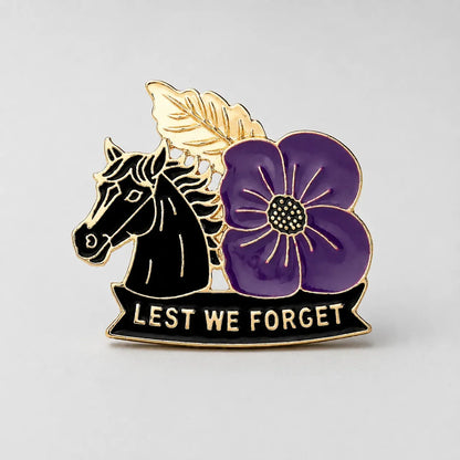 🐴 Broche ter herdenking van de 111e verjaardag met paard en paarse klaproos | Een betekenisvol herdenkingsaandenken met antiek-geïnspireerde details voor veteranen, paardenliefhebbers en geschiedenisliefhebbers 💜