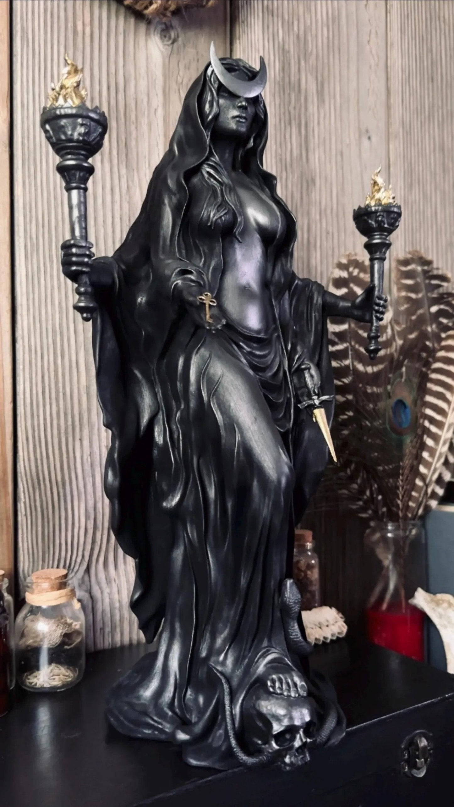 🌙🖤Hecate Niktipolos-beeldje van hars – gotisch godinnenbeeldje voor op het altaar, de boekenplank en als mythologische decoratie