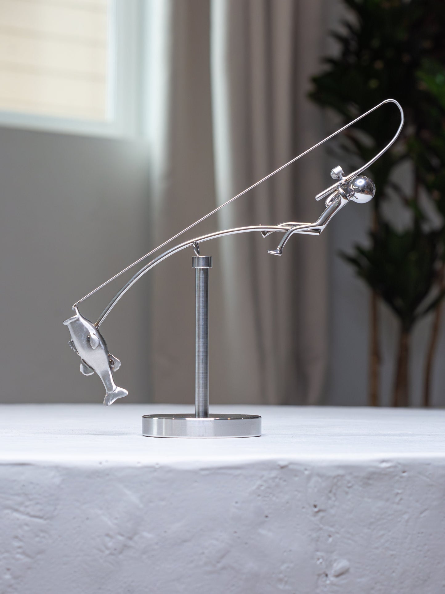 🎣De visser die het beeld balanceert – Bewegende Kunst voor Visliefhebbers 🐟✨
