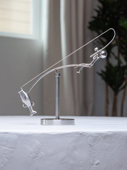 🎣De visser die het beeld balanceert – Bewegende Kunst voor Visliefhebbers 🐟✨