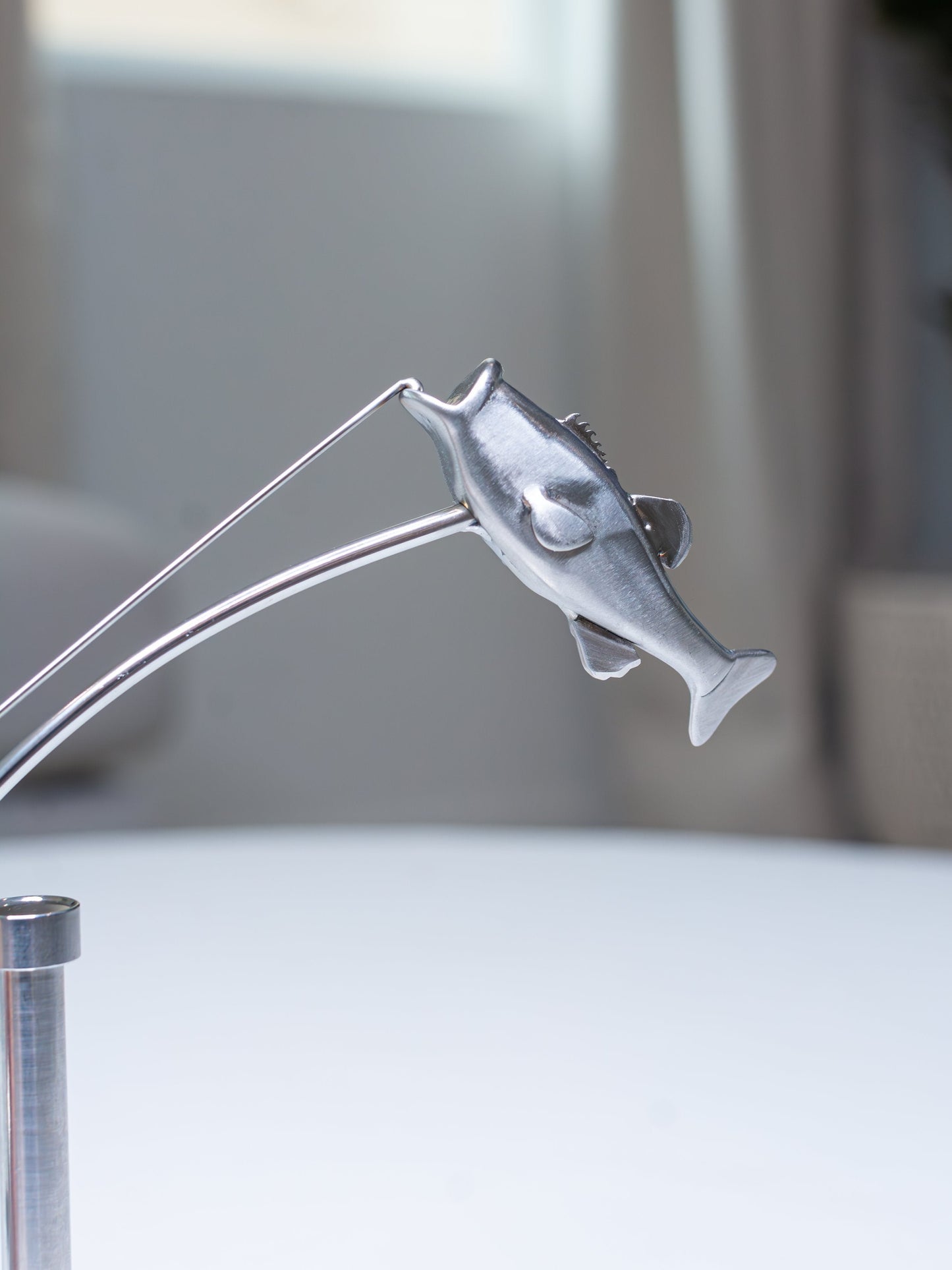 🎣De visser die het beeld balanceert – Bewegende Kunst voor Visliefhebbers 🐟✨