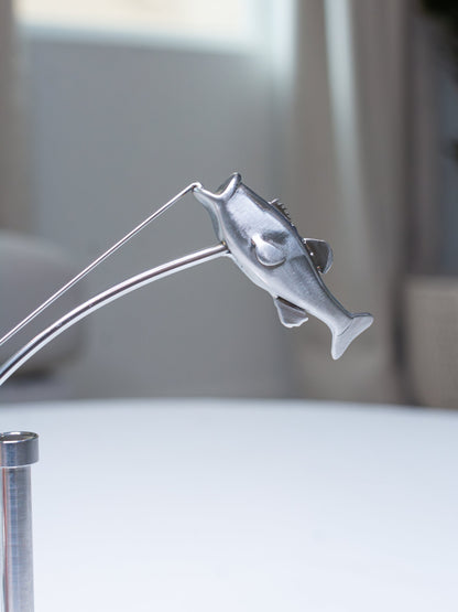 🎣De visser die het beeld balanceert – Bewegende Kunst voor Visliefhebbers 🐟✨
