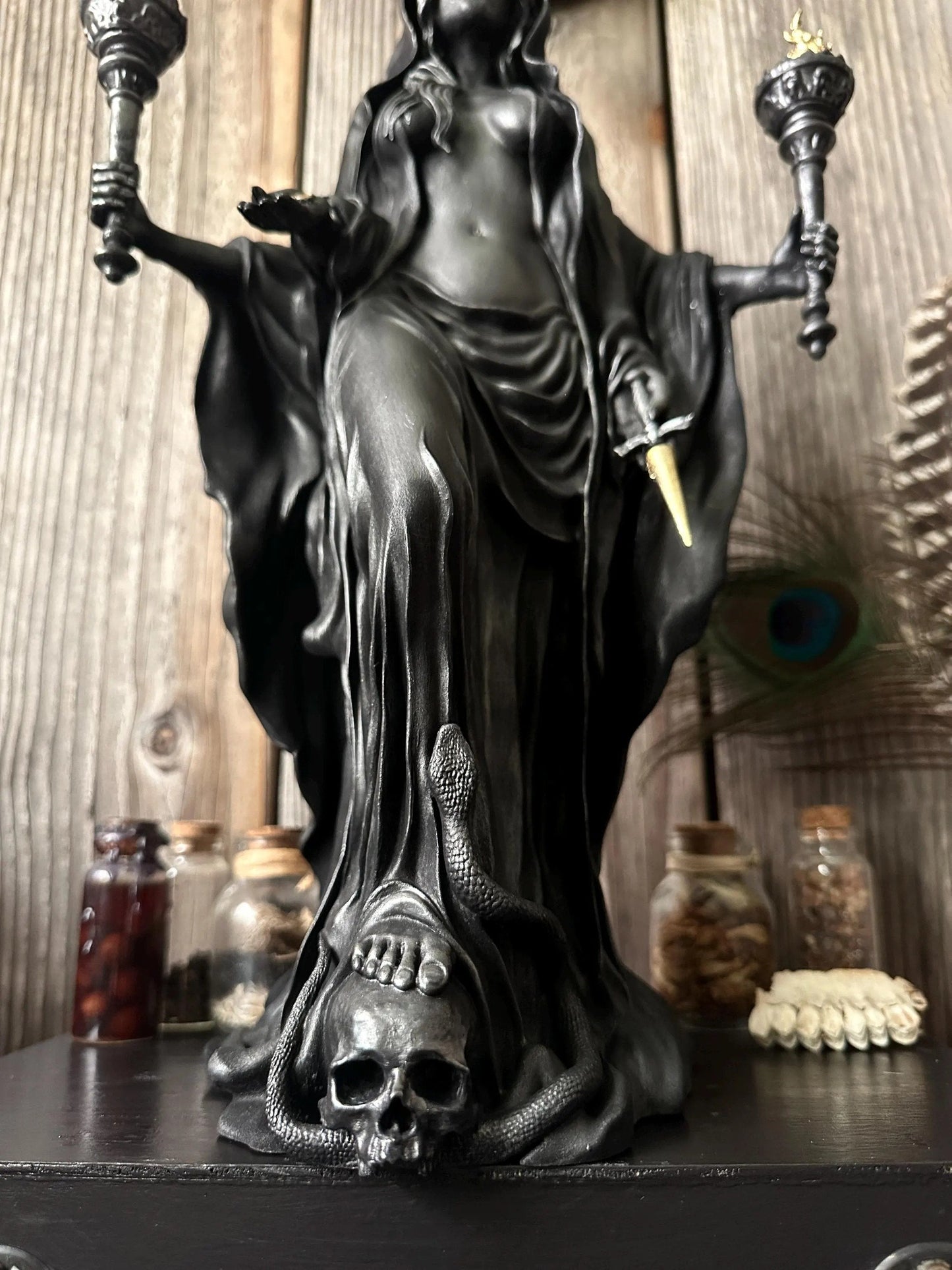 🌙🖤Hecate Niktipolos-beeldje van hars – gotisch godinnenbeeldje voor op het altaar, de boekenplank en als mythologische decoratie
