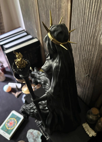 🌙🖤Hecate Niktipolos-beeldje van hars – gotisch godinnenbeeldje voor op het altaar, de boekenplank en als mythologische decoratie