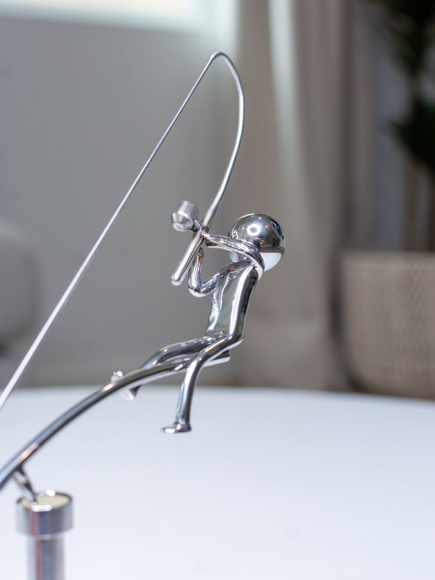 🎣De visser die het beeld balanceert – Bewegende Kunst voor Visliefhebbers 🐟✨