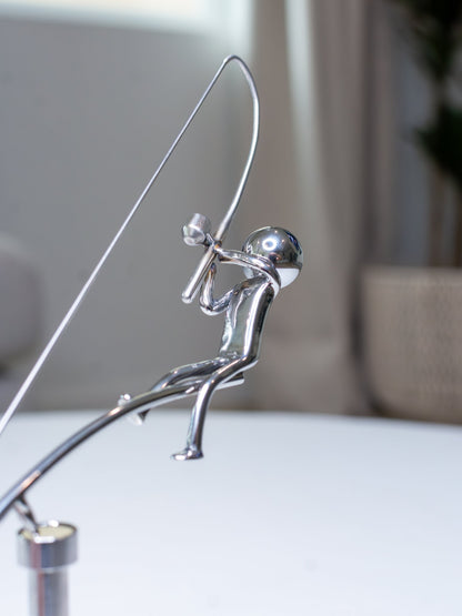 🎣De visser die het beeld balanceert – Bewegende Kunst voor Visliefhebbers 🐟✨