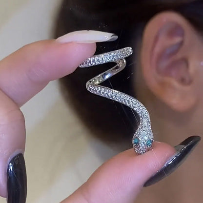 Chique zilveren oorclip in slangvorm🐍