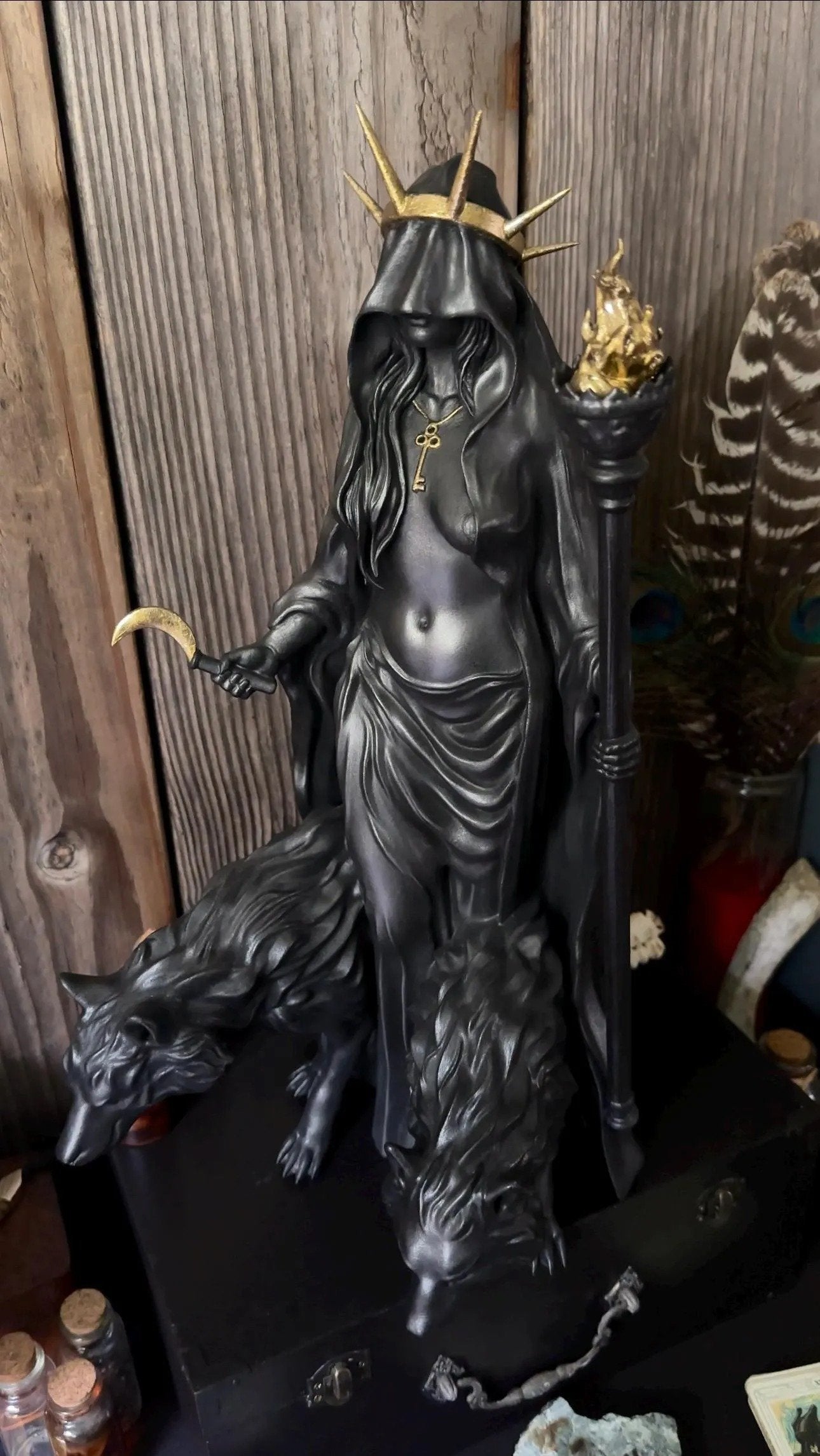 🌙🖤Hecate Niktipolos-beeldje van hars – gotisch godinnenbeeldje voor op het altaar, de boekenplank en als mythologische decoratie