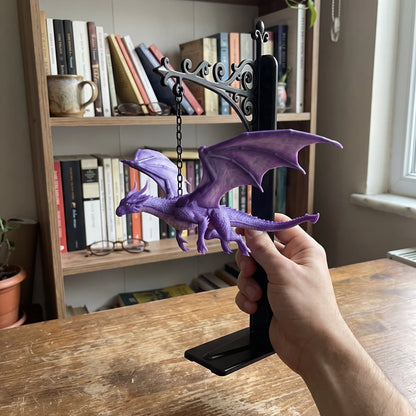 🐉 DragonGlow hangende paarse draak-boekensteun met lampje – Laat een gloeiende draak je favoriete verhalen bewaken 📚🌠