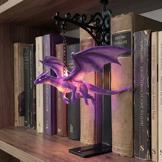🐉 DragonGlow hangende paarse draak-boekensteun met lampje – Laat een gloeiende draak je favoriete verhalen bewaken 📚🌠