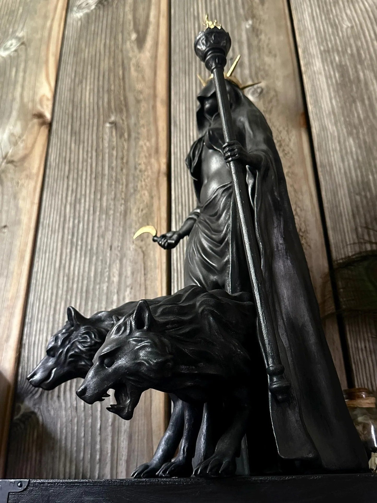 🌙🖤Hecate Niktipolos-beeldje van hars – gotisch godinnenbeeldje voor op het altaar, de boekenplank en als mythologische decoratie