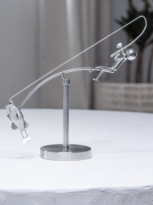 🎣De visser die het beeld balanceert – Bewegende Kunst voor Visliefhebbers 🐟✨