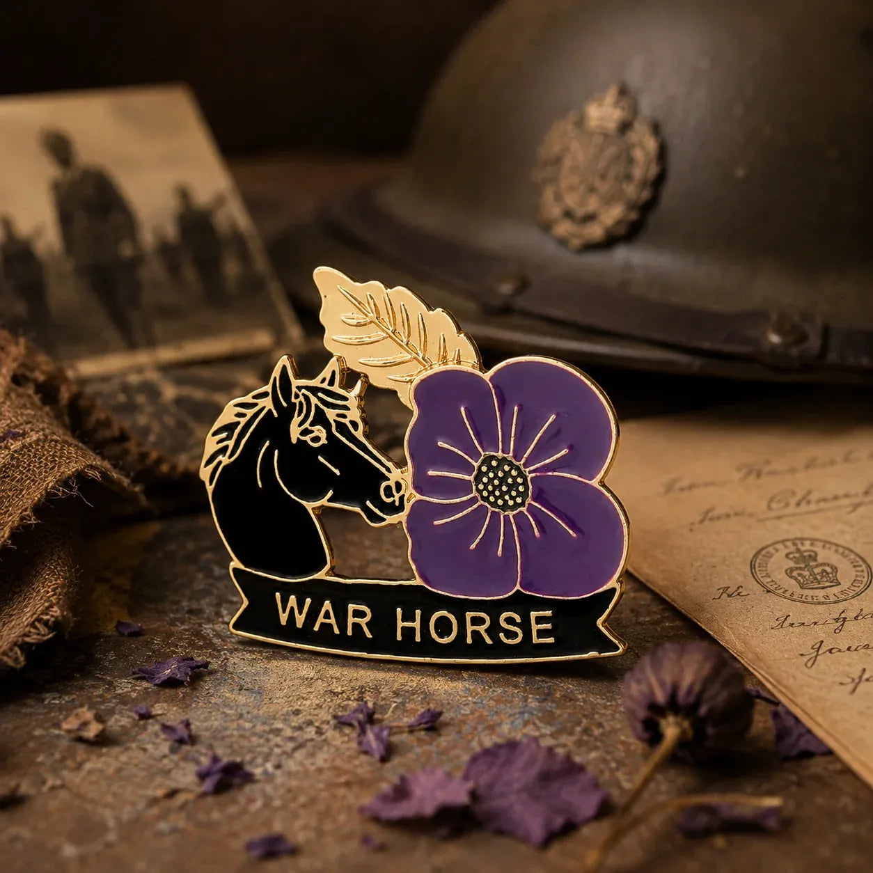 🐴 Broche ter herdenking van de 111e verjaardag met paard en paarse klaproos | Een betekenisvol herdenkingsaandenken met antiek-geïnspireerde details voor veteranen, paardenliefhebbers en geschiedenisliefhebbers 💜