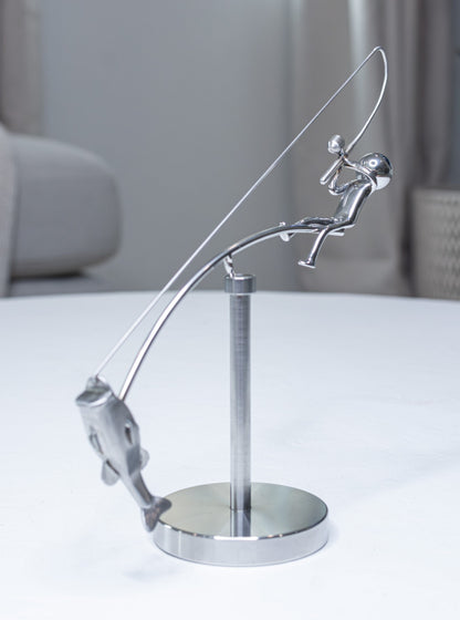 🎣De visser die het beeld balanceert – Bewegende Kunst voor Visliefhebbers 🐟✨