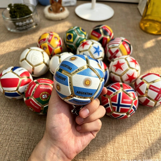 🏆⚽ Stressverlichtende sleutelhanger met wereldvlaggenvoetbal | Stressverlichtend speelgoed voor in je zak