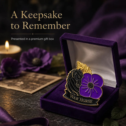 🐴 Broche ter herdenking van de 111e verjaardag met paard en paarse klaproos | Een betekenisvol herdenkingsaandenken met antiek-geïnspireerde details voor veteranen, paardenliefhebbers en geschiedenisliefhebbers 💜