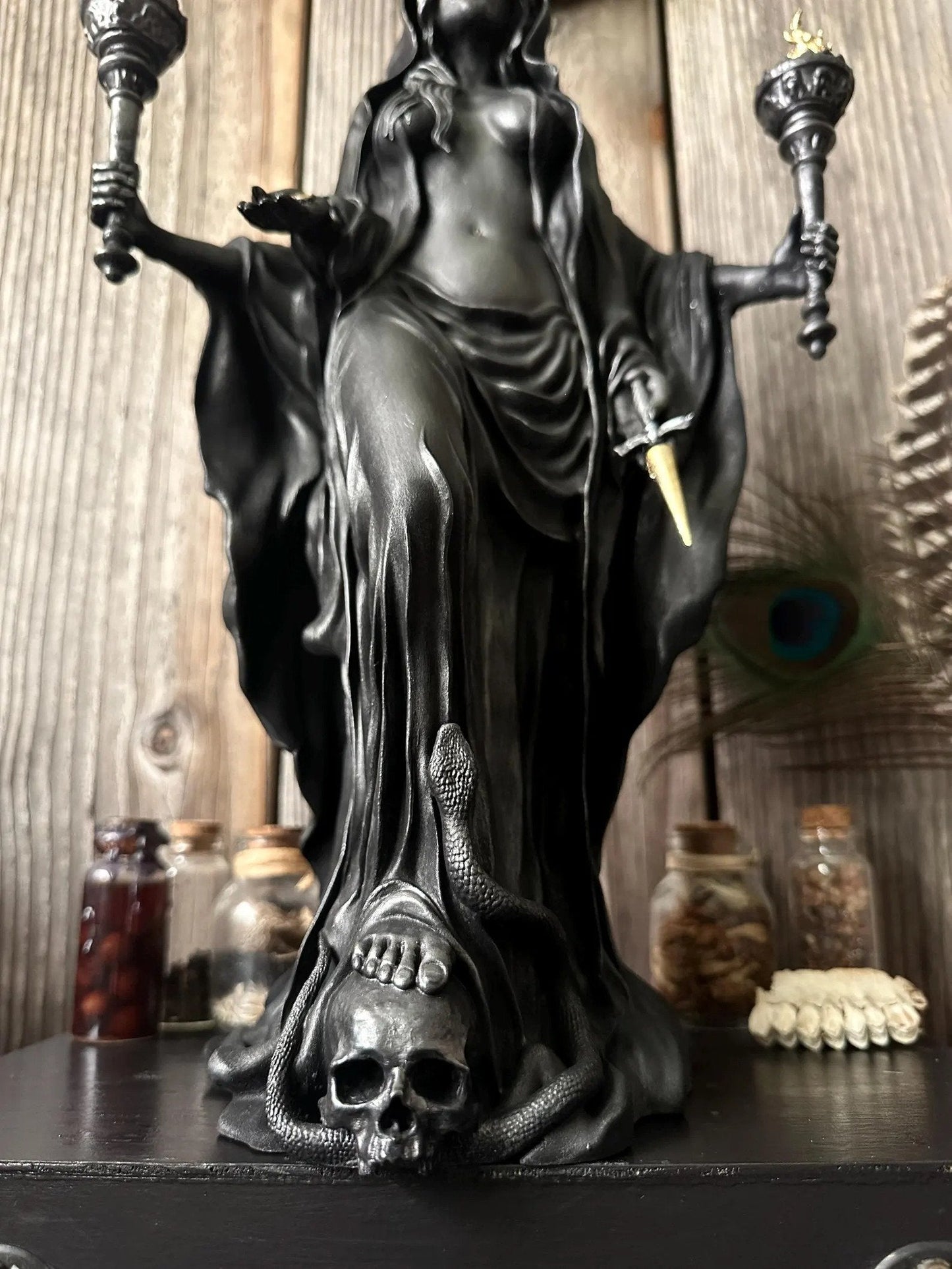 🌙🖤Hecate Niktipolos-beeldje van hars – gotisch godinnenbeeldje voor op het altaar, de boekenplank en als mythologische decoratie