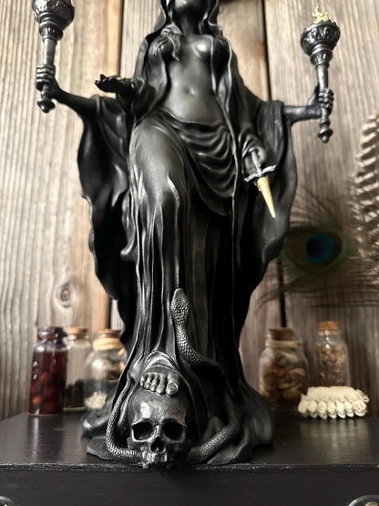 🌙🖤Hecate Niktipolos-beeldje van hars – gotisch godinnenbeeldje voor op het altaar, de boekenplank en als mythologische decoratie