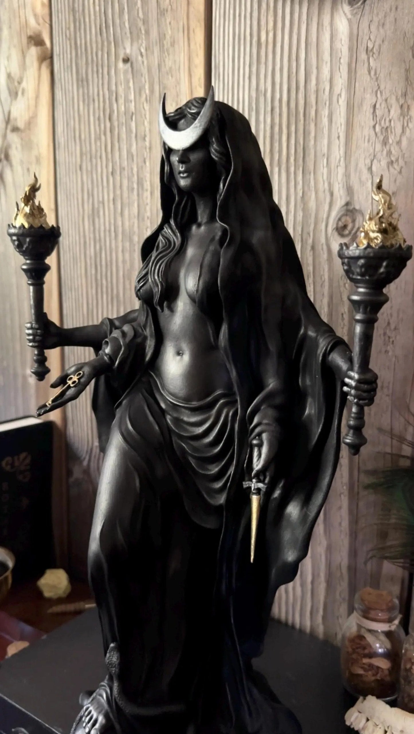 🌙🖤Hecate Niktipolos-beeldje van hars – gotisch godinnenbeeldje voor op het altaar, de boekenplank en als mythologische decoratie